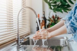 Содержит ли фильтрованная вода минералы? фото